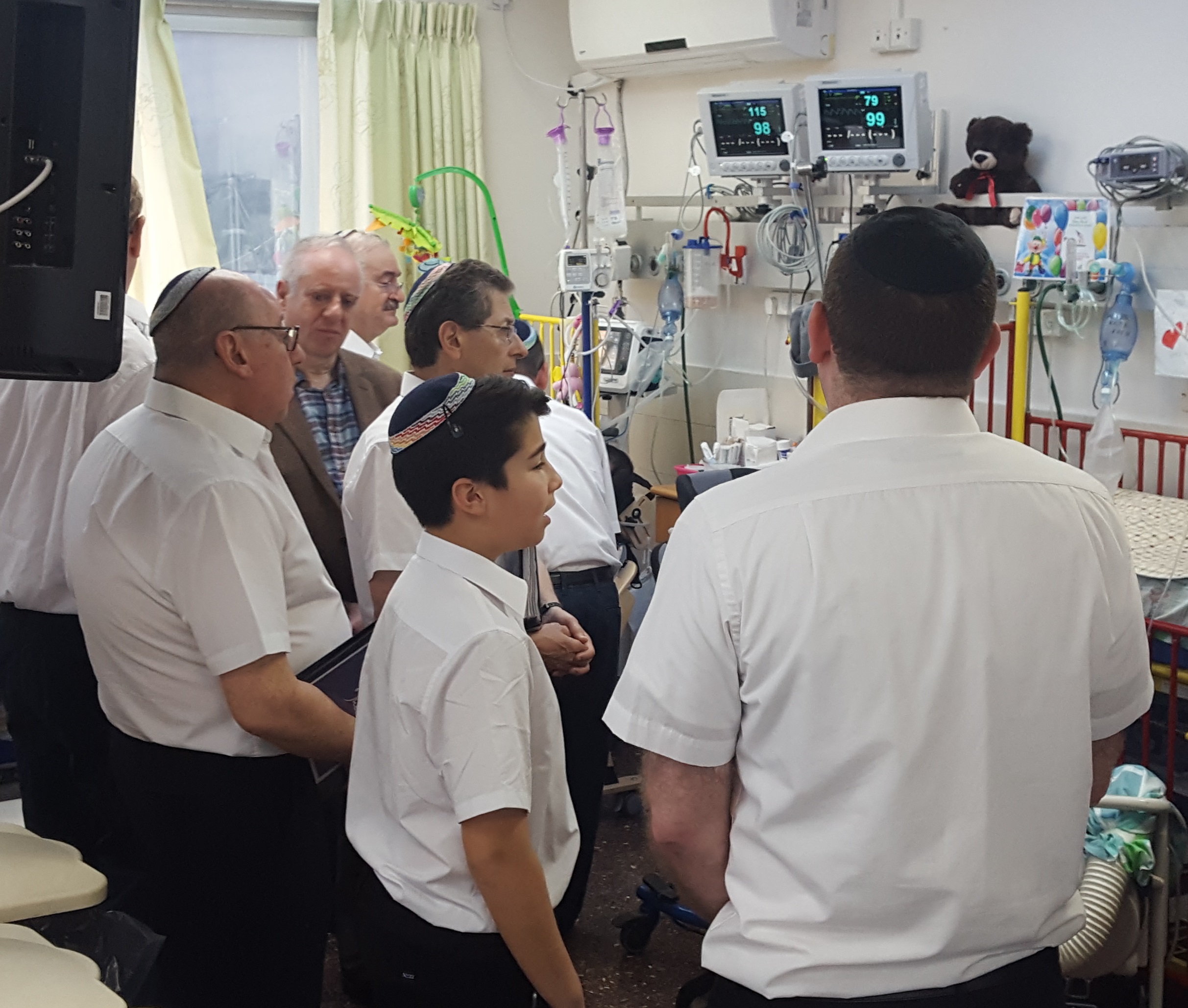 Shabbaton Choir visits Reuth Hospital